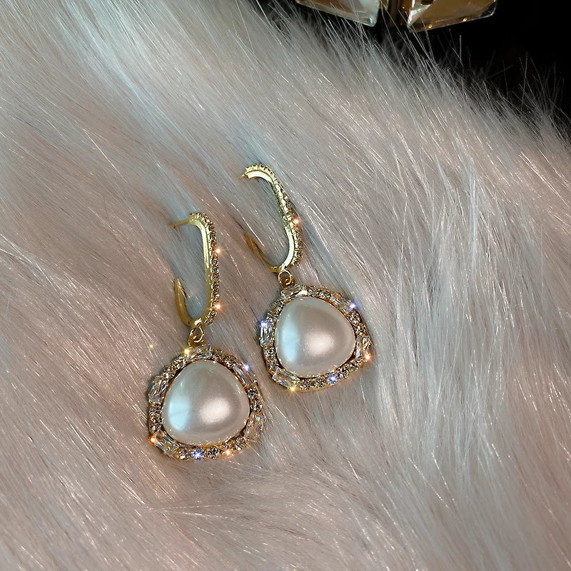 Elegant Pearl Drop Earrings with Crystal Accents – Zelvyn