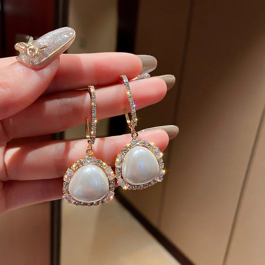 Elegant Pearl Drop Earrings with Crystal Accents – Zelvyn