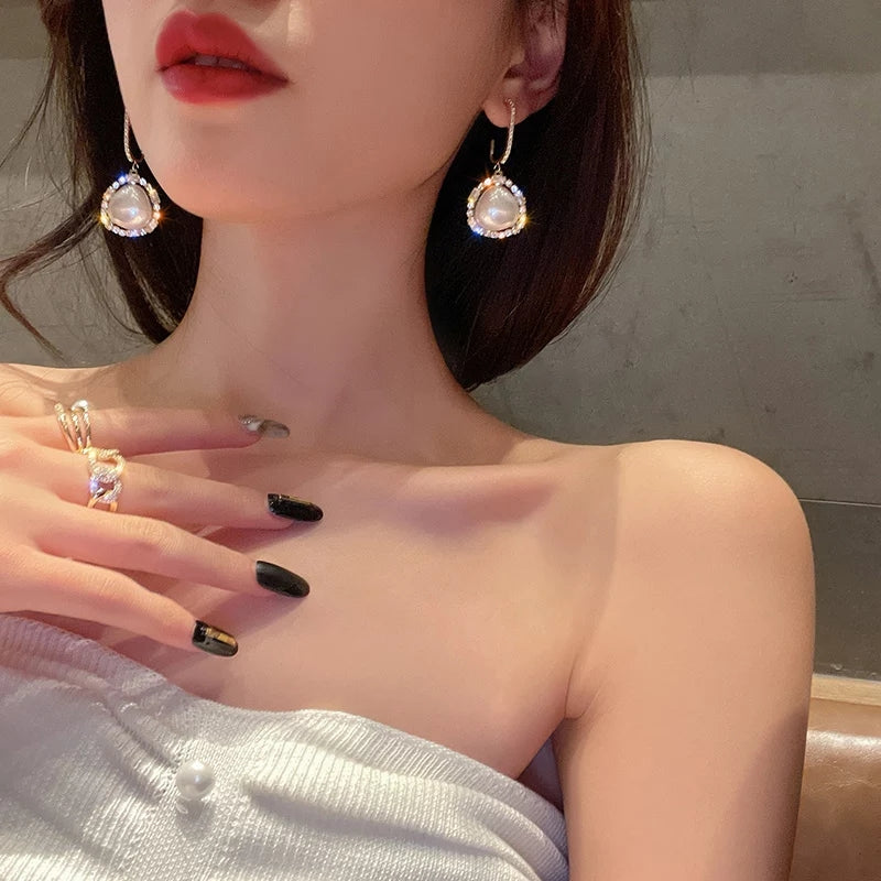 Elegant Pearl Drop Earrings with Crystal Accents – Zelvyn